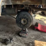 ジャッキアップした車両の足回り点検