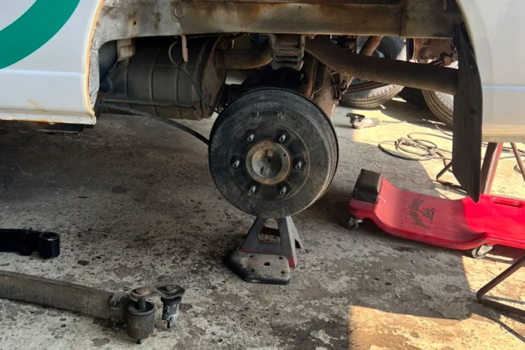 ジャッキアップした車両の足回り点検