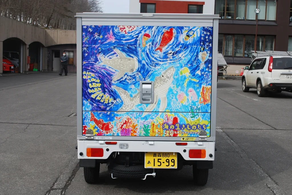 移動販売車「わんつCAR」後部に描かれた海の絵