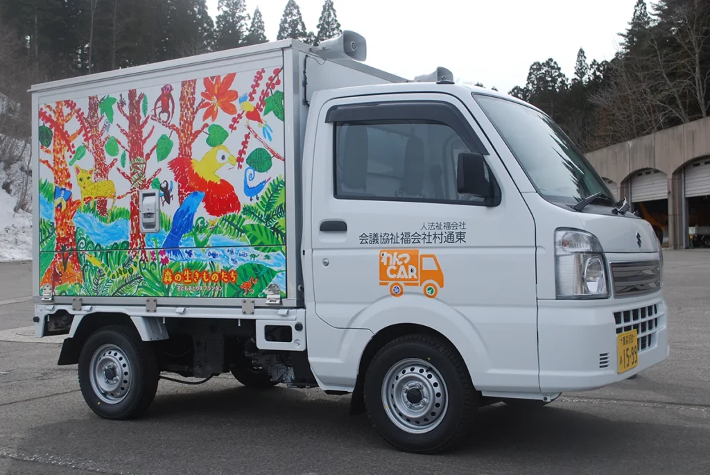 移動販売車「わんつCAR」側面に描かれた森の絵