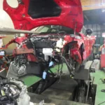 MINIクラブマンのエンジン交換作業（車両前部を分解した状態）