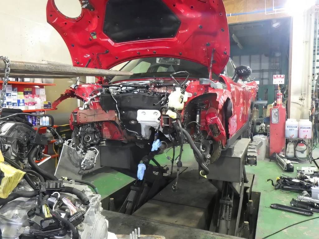 MINIクラブマンのエンジン交換作業(車両前部を分解した状態)