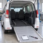 スロープを下ろした福祉車両と車いす固定ベルト