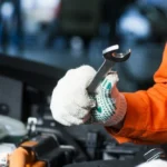車検整備でスパナを扱う整備士
